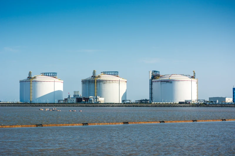 Cryogenic storage tanks for hydrogen and technical gases at a waterfront facility, equipped with PROTEGO® devices