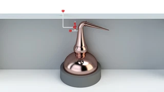 Eine 3D-Darstellung zeigt einen Kupferkessel unter einem Dach, der über kleine rote Sicherheitsventile mit den darüber verlaufenden Rohrleitungen verbunden ist.