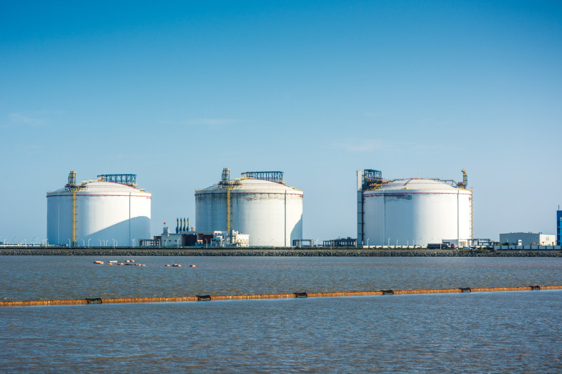 Cryogenic storage tanks for hydrogen and technical gases at a waterfront facility, equipped with PROTEGO® devices