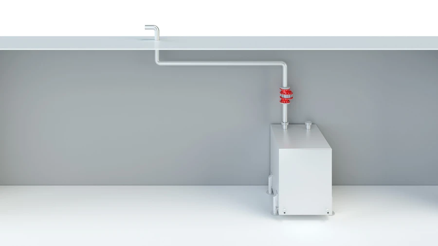 Eine 3D-Darstellung zeigt einen kleinen rechteckigen Tank, der an ein oberes Entlüftungsrohr angeschlossen ist, wobei am vertikalen Abschnitt eine rote Armatur angebracht ist.