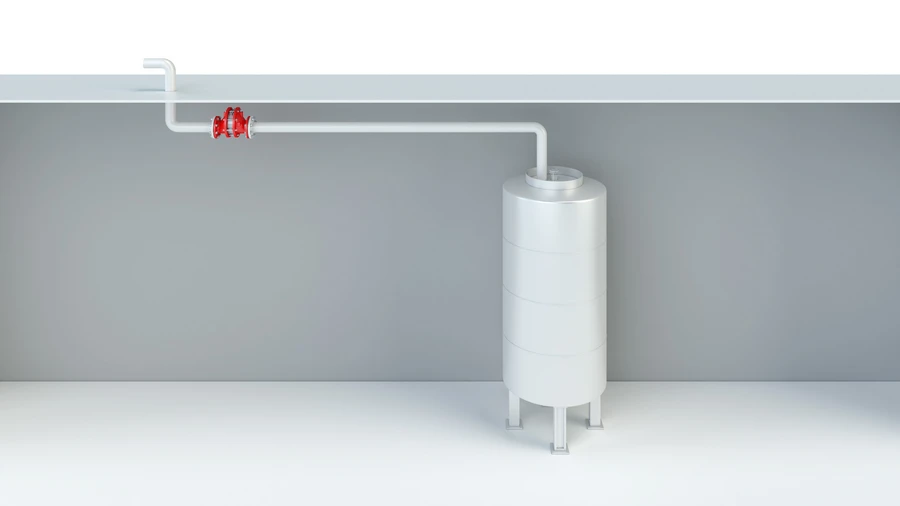Eine 3D-Darstellung zeigt einen vertikalen zylindrischen Lagertank, der an ein oberhalb verlaufendes Entlüftungsrohr angeschlossen ist, wobei entlang des Rohrs eine rote Einbau-Armatur installiert ist.